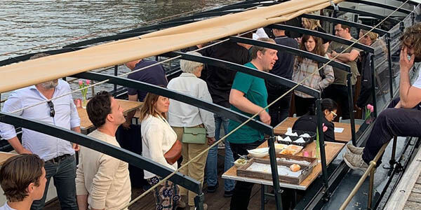 3. Gast geniet van de rondvaart met uitzicht op de Rotterdamse haven