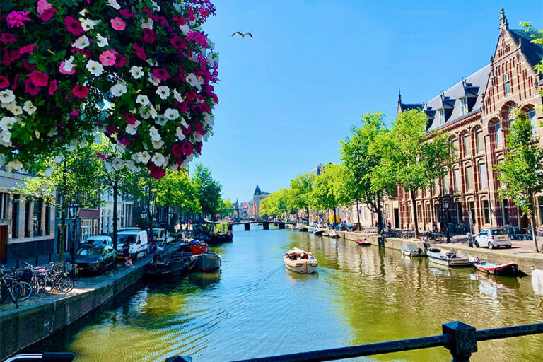 Bedrijfsuitje door de grachten van Amsterdam