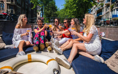 Varen langs de iconische highlights van Amsterdam