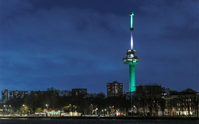 Ontdek Rotterdam vanaf het water in de avond