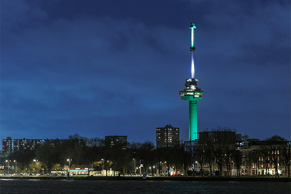 Ontdek Rotterdam vanaf het water in de avond