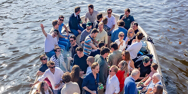 3.	Gast geniet van de rondvaart met uitzicht op de Rotterdamse haven