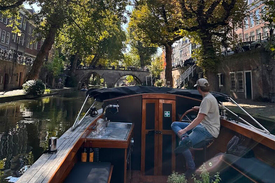 3.	Gast geniet van de rondvaart met uitzicht op de Rotterdamse haven