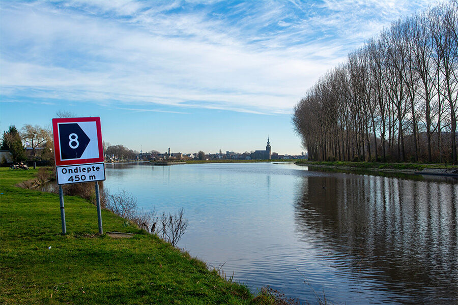 Dieptebord langs de kade met uitzicht op de skyline van Utrecht aan het Amsterdam Rijnkanaal