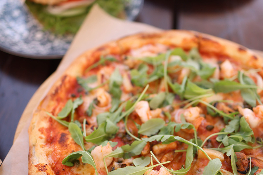 Pizza eten in de grachten van Amsterdam