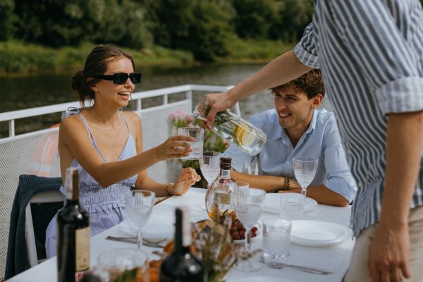 Diner cruise in Utrecht met uitgebreid diner en drankjes tijdens een sfeervolle rondvaart door de Utrechtse grachten