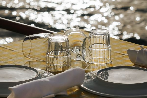 Dineren op het water in Rotterdam aan boord van een luxe boot met diner voor vrienden, familie of collega’s