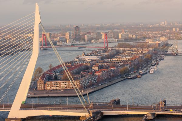 Diner cruise over de Maas in Rotterdam met lekker eten, drinken en uitzicht op de Erasmusbrug en skyline