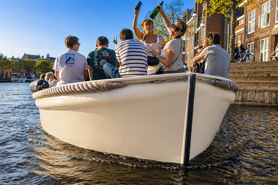 Gender reveal on the water in Haarlem – festive unveiling on board