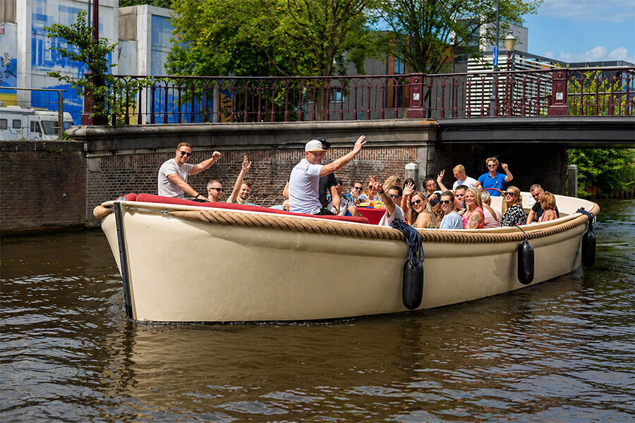 Gender reveal Haarlem with pink and blue decoration on a luxury boat