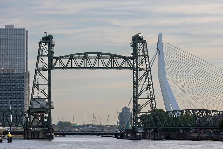 Gezelschap geniet van een lunch tijdens een rondvaart door de haven van Rotterdam