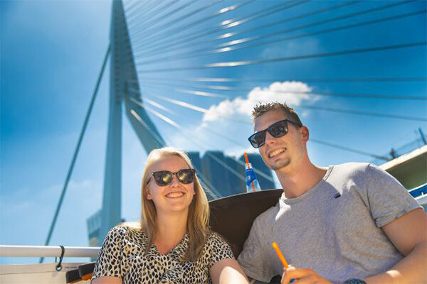 Privé rondvaart Rotterdam met lunch aan boord en uitzicht op de Erasmusbrug