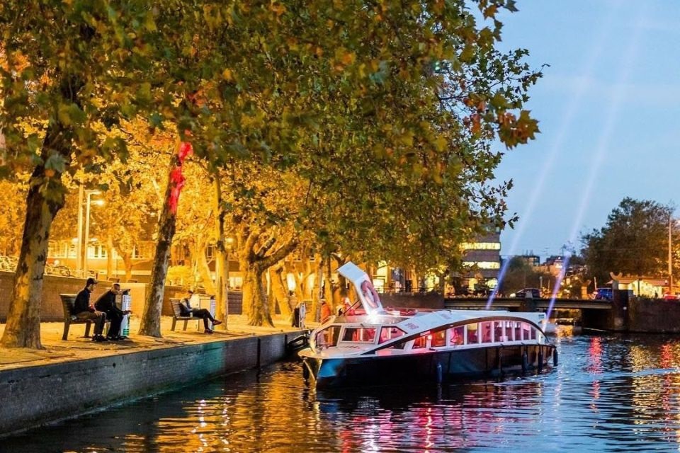 Luxe salonboot huren in Amsterdam voor een privé rondvaart met schipper