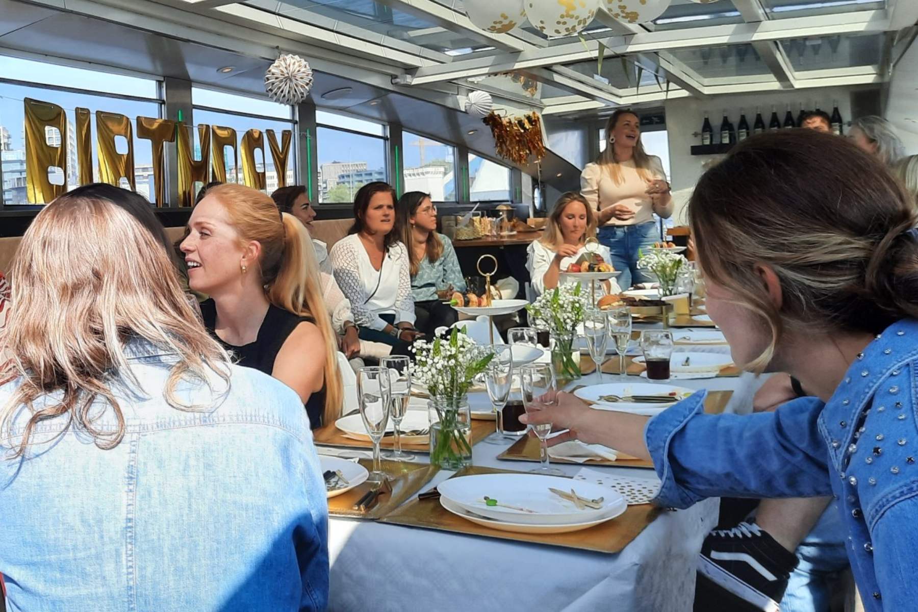 Exclusieve rondvaart door Amsterdam met een comfortabele privé salonboot